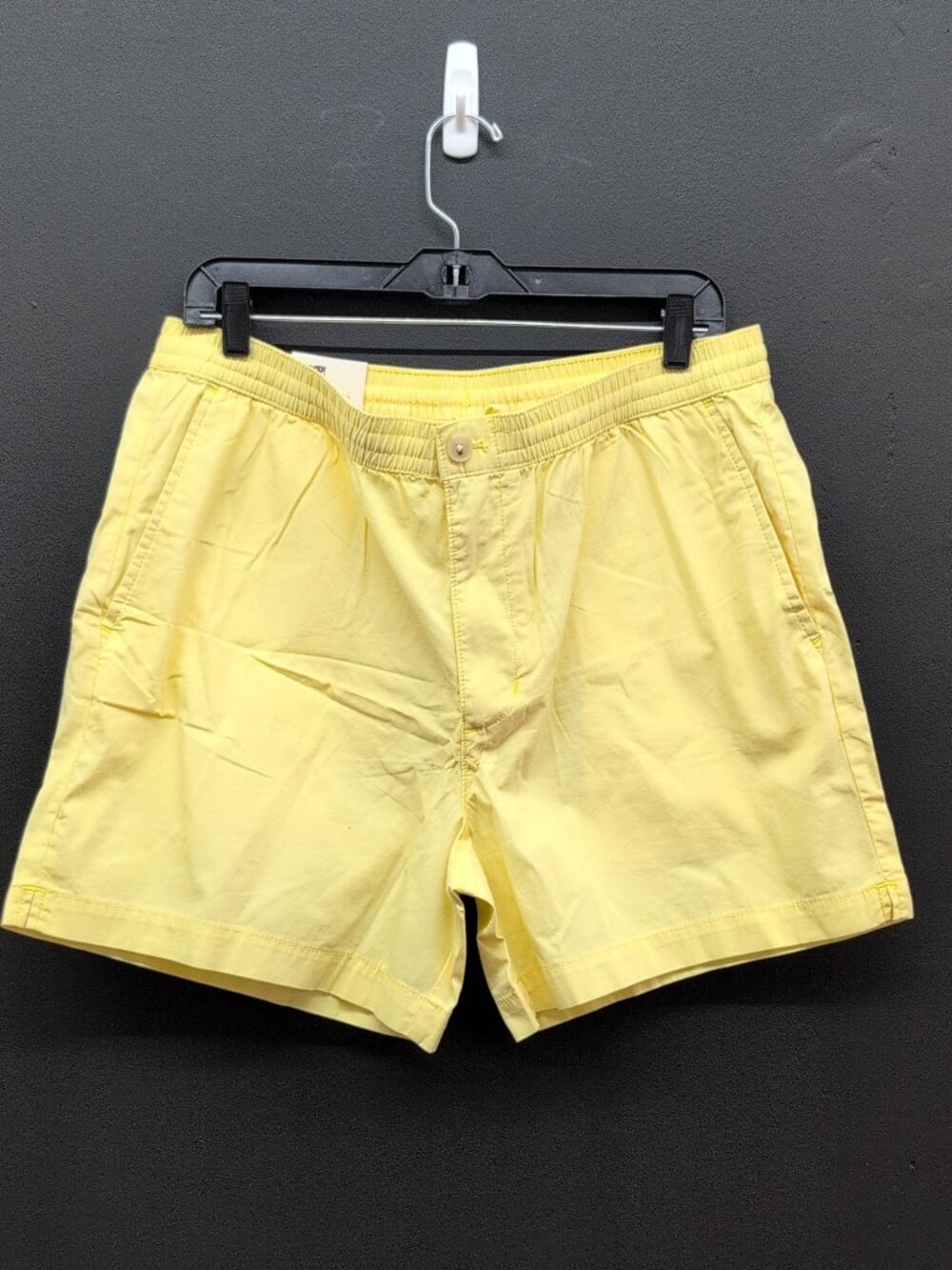 Banana Republic 5" Summerweight Men's Chino Shorts Size 34 Soft Yellow